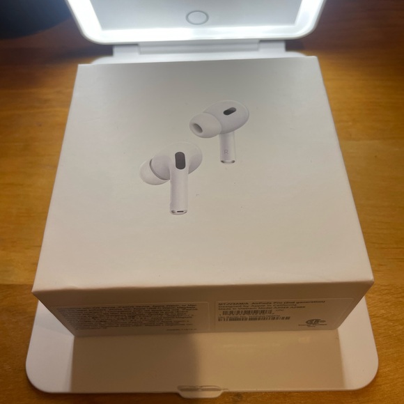 White Wireless Earbuds (2nd Gen)